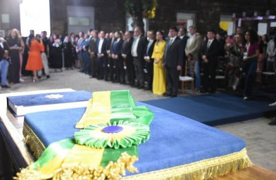 Governador entrega Medalha Mérito Renascença a 24 homenageados em Parnaíba